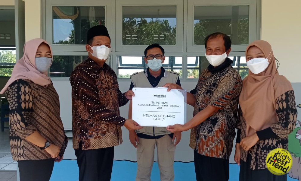 TK Pertiwi Kedunglengkong simbolisasi serah terima plakat